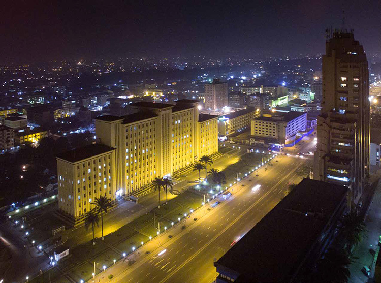 Kinshasa_Boulevard_30_juin_eclaire_la_nuit